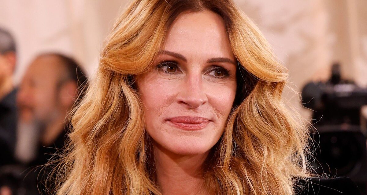 Julia Roberts félicitée après avoir partagé un selfie non filtré dans sa chambre avant les Golden Globes