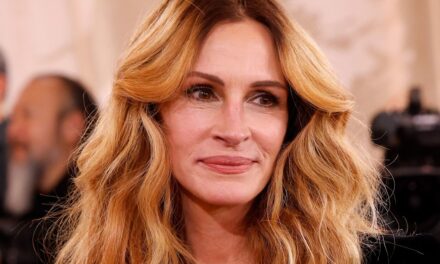 Julia Roberts félicitée après avoir partagé un selfie non filtré dans sa chambre avant les Golden Globes