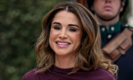 La reine Rania fait revivre la mode des années 1940 dans une tenue de 4 000 £ – avec des épaulettes