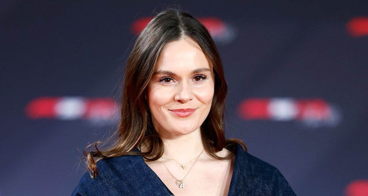 Holly Ramsay célèbre un mois de mariage avec une photo de mariage franche