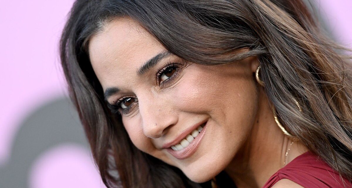 Emmanuelle Chriqui, 50 ans, affiche une silhouette en petit bikini jaune lors de vacances relaxantes au bord de la piscine