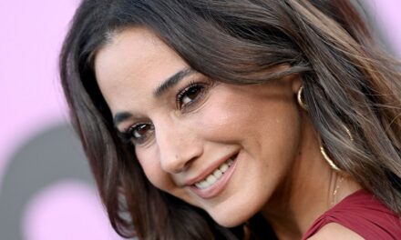 Emmanuelle Chriqui, 50 ans, affiche une silhouette en petit bikini jaune lors de vacances relaxantes au bord de la piscine