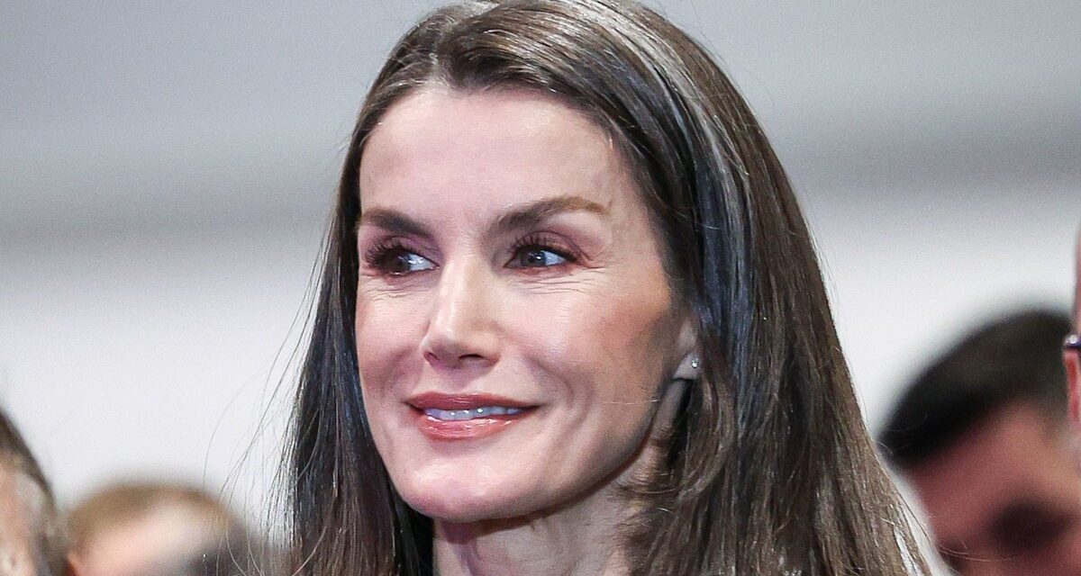 La reine Letizia plaide pour le port d&rsquo;un pantalon ballon « It-girl » à 50 ans