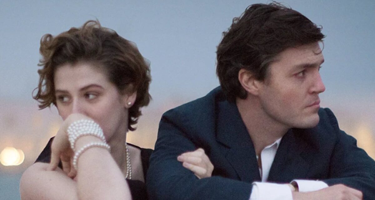 Le film dramatique d&rsquo;époque « envoûtant » en deux parties avec la star de Strike devient un succès sur la BBC