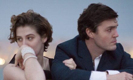 Le film dramatique d&rsquo;époque « envoûtant » en deux parties avec la star de Strike devient un succès sur la BBC