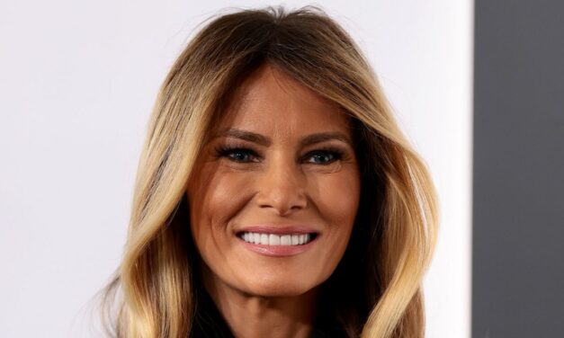 Melania Trump sort en noir pour sa première à Washington