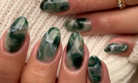 Manucures en marbre et 11 autres looks d&rsquo;ongles préférés pour se démarquer cet hiver
