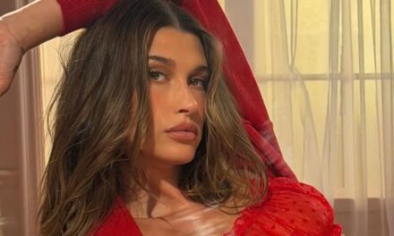 Hailey Bieber vient d&rsquo;ajouter une toute petite lingerie rouge à nos prévisions mode
