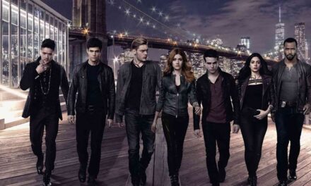 Katherine McNamara dit que le casting de Shadowhunters espérait se retrouver à l&rsquo;occasion du 10e anniversaire et taquine un nouveau projet avec ses co-stars – exclusif