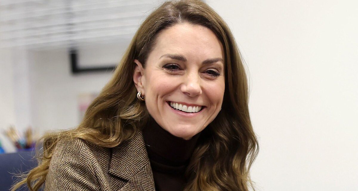 Kate Middleton est tout sourire alors qu&rsquo;elle brave la tempête Chandra pour une sortie dans le nord