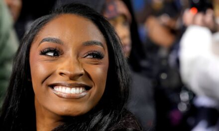 Simone Biles fait ses débuts avec une transformation capillaire incontournable lors du match rapproché des Bears de Jonathan Owens