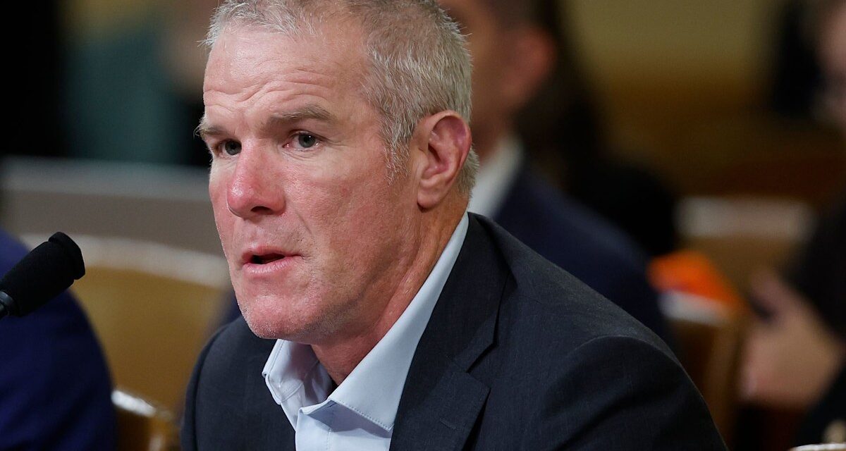 Brett Favre fait le point sur son état de santé au milieu de la bataille contre la maladie de Parkinson et des rumeurs selon lesquelles il aurait « abandonné »