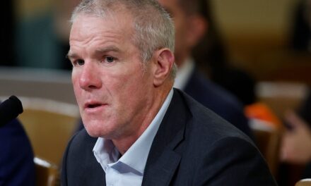 Brett Favre fait le point sur son état de santé au milieu de la bataille contre la maladie de Parkinson et des rumeurs selon lesquelles il aurait « abandonné »