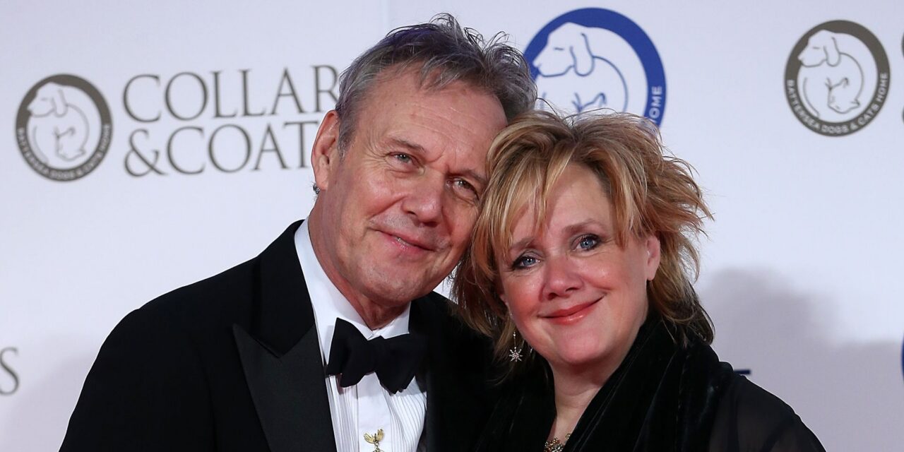 La vie de famille privée d&rsquo;Anthony Head avec sa défunte épouse Sarah Fisher et ses deux filles célèbres