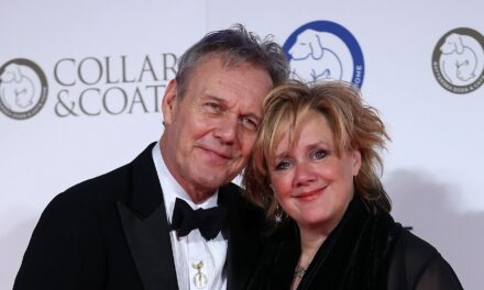 La vie de famille privée d&rsquo;Anthony Head avec sa défunte épouse Sarah Fisher et ses deux filles célèbres