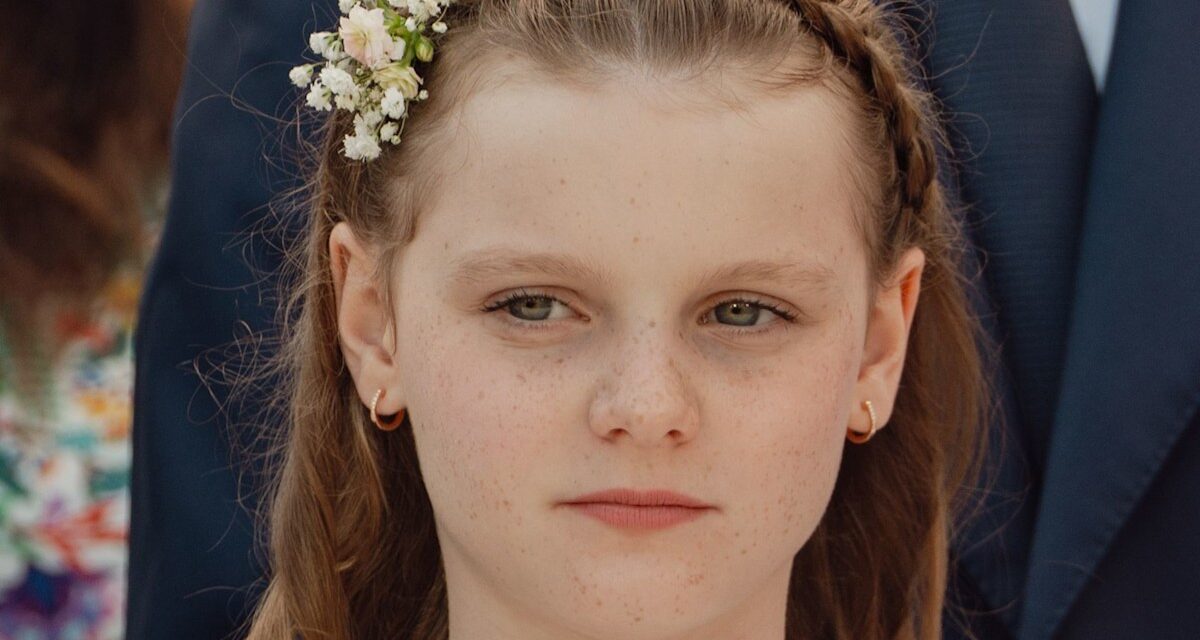 Gabriella, la fille de la princesse Charlène, fait sa première apparition en 2026 – dans une robe de soirée rouge rubis