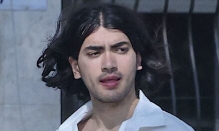 Le fils de Michael Jackson, Bigi &lsquo;Blanket&rsquo;, a l&rsquo;air séduit lors d&rsquo;un déjeuner avec sa petite amie sur de rares photos