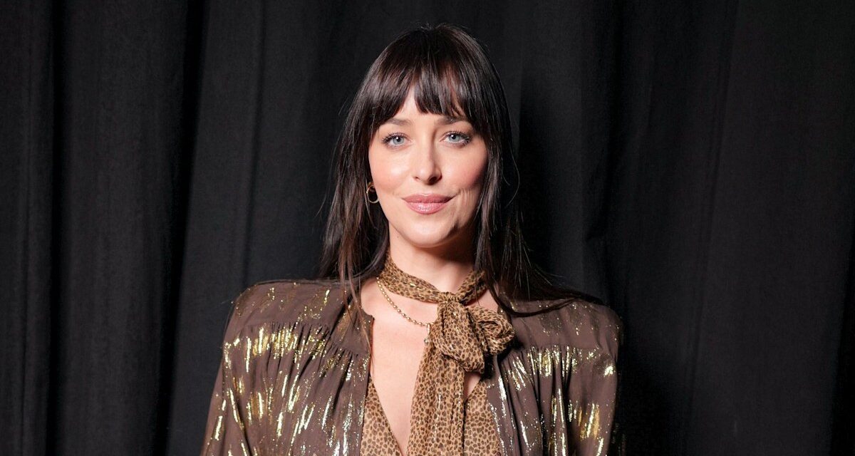 Dakota Johnson impressionne par la tendance sensuelle du « no-pantalon » à Paris