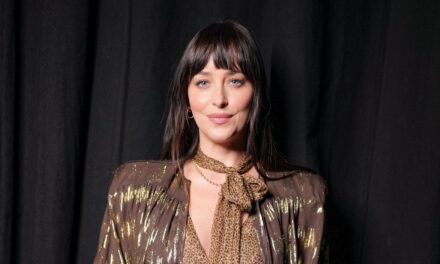 Dakota Johnson impressionne par la tendance sensuelle du « no-pantalon » à Paris