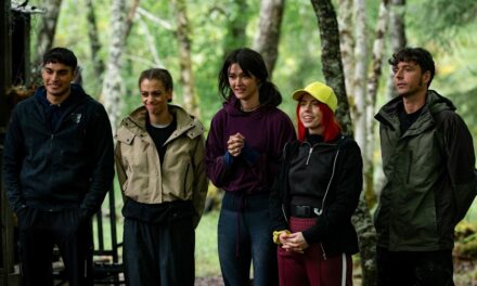 La star des Traitors retient ses larmes en révélant une tragédie familiale