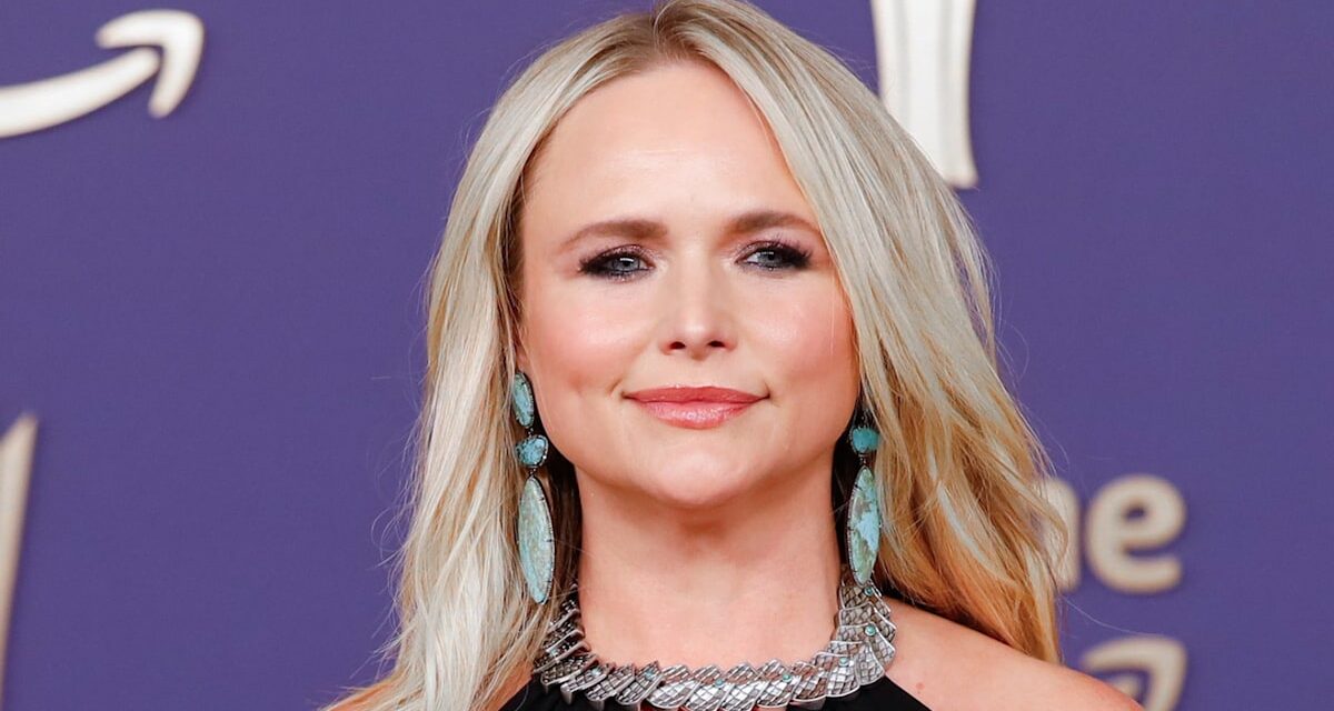 Miranda Lambert impressionne avec son t-shirt et son short moulants alors qu&rsquo;elle partage une annonce passionnante
