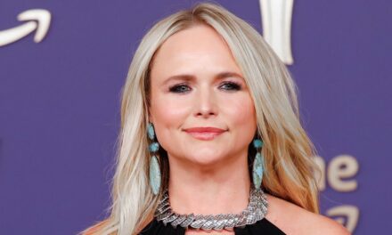 Miranda Lambert impressionne avec son t-shirt et son short moulants alors qu&rsquo;elle partage une annonce passionnante