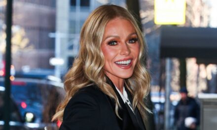 Kelly Ripa est étourdissante dans une petite mini-robe blanche sur une photo vieille de plusieurs décennies – et elle n&rsquo;a pas vieilli