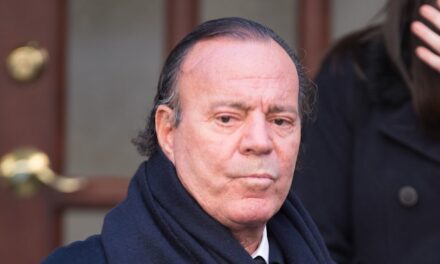 Julio Iglesias, le père d&rsquo;Enrique Iglesias, s&rsquo;apprête à remettre les pendules à l&rsquo;heure concernant les allégations d&rsquo;agression sexuelle et de harcèlement