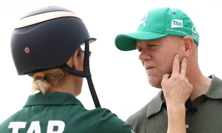 Zara Tindall présente un écran tactile avec son mari Mike sur des photos franches d&rsquo;Australie