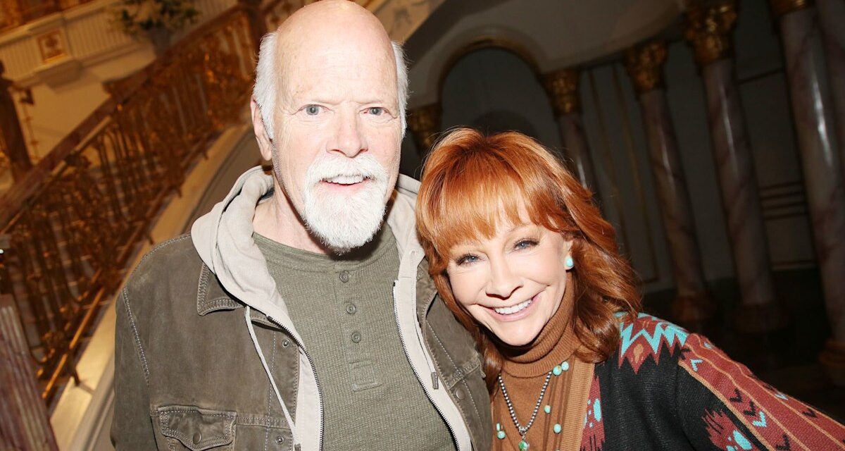 Reba McEntire marque une étape majeure dans sa relation avec Rex Linn dans un hommage inattendu