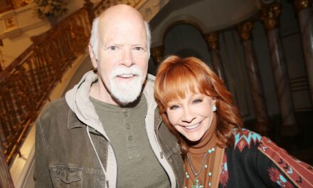 Reba McEntire marque une étape majeure dans sa relation avec Rex Linn dans un hommage inattendu
