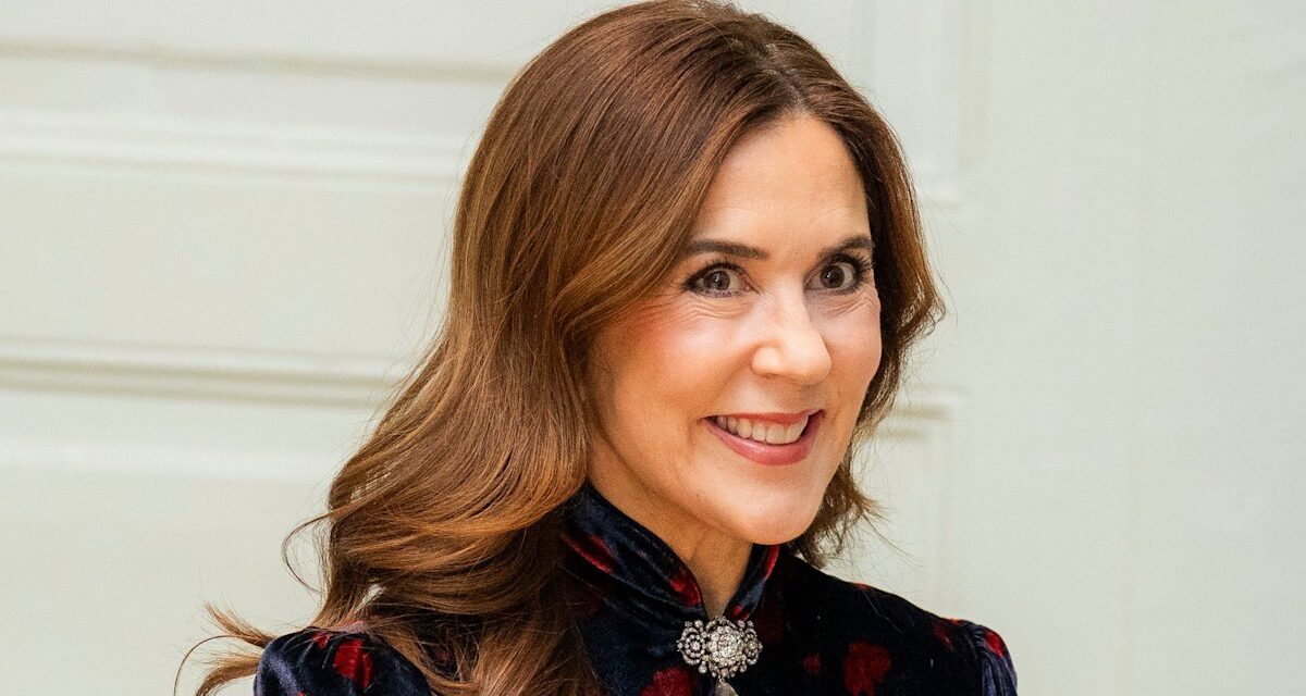 La reine Mary du Danemark vient de nous apprendre à porter du velours « opulent » à 50 ans