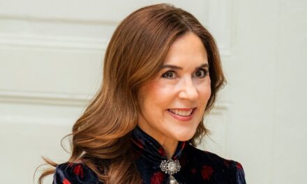 La reine Mary du Danemark vient de nous apprendre à porter du velours « opulent » à 50 ans