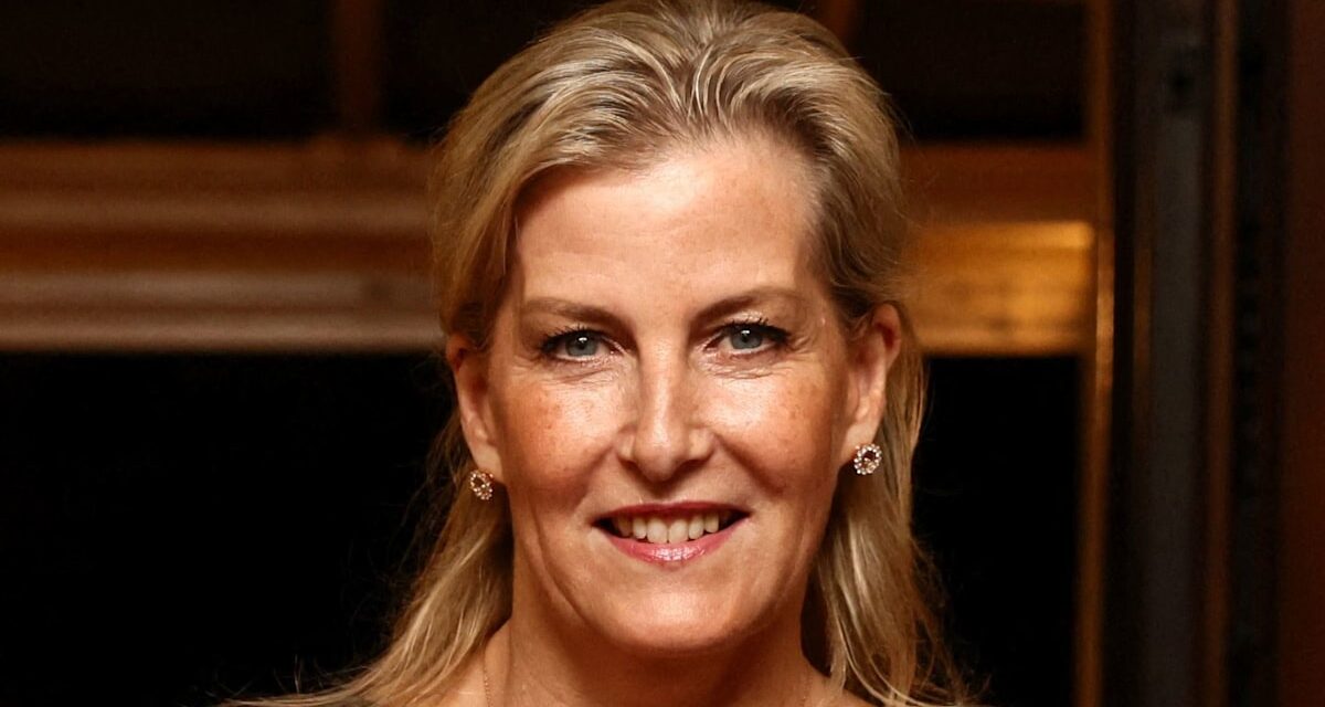 La robe émeraude « collante » de la duchesse d&rsquo;Édimbourg est une véritable leçon de style en satin à 60 ans