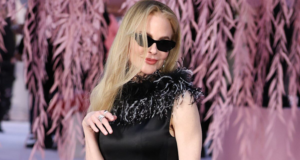 Nicole Kidman donne une touche saisissante à une robe noire soyeuse lors de la Semaine de la Couture à Paris