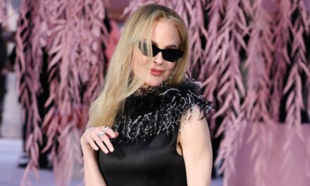 Nicole Kidman donne une touche saisissante à une robe noire soyeuse lors de la Semaine de la Couture à Paris