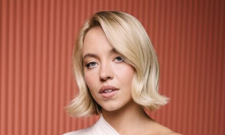 Sydney Sweeney a un moment Marilyn Monroe dans une mini-robe blanche déchiquetée
