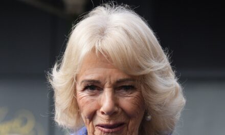 La reine émotionnelle Camilla rejoint le casting de Rivals alors qu&rsquo;ils rendent hommage à Dame Jilly Cooper lors du service de Thanksgiving
