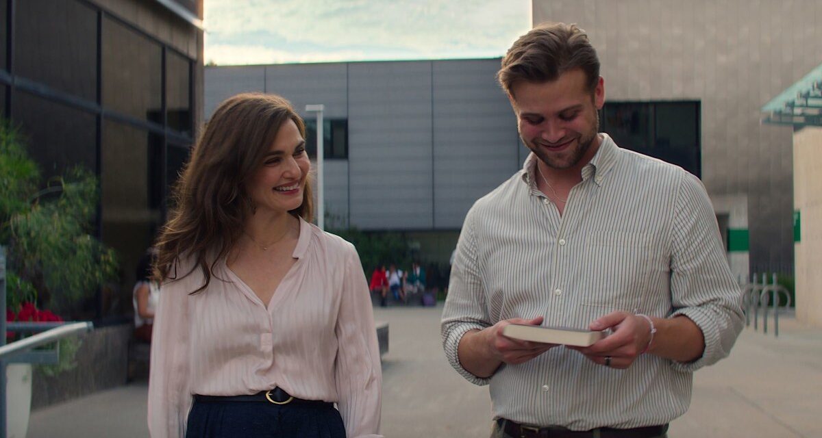 Les téléspectateurs de Netflix ont hâte de se gaver de drame romantique « tordu » en 8 parties sur l&rsquo;écart d&rsquo;âge, Vladimir