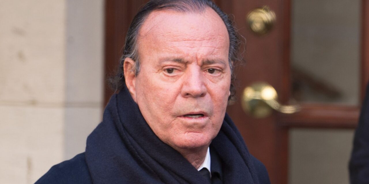 Julio Iglesias, 82 ans, qualifie les allégations de traite d&rsquo;êtres humains et d&rsquo;agression sexuelle de « absolument fausses »