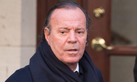 Julio Iglesias, 82 ans, qualifie les allégations de traite d&rsquo;êtres humains et d&rsquo;agression sexuelle de « absolument fausses »