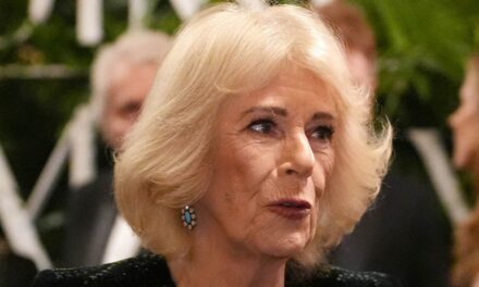 La reine Camilla fait une déclaration en velours – directement de la part de sa créatrice de robes de mariée
