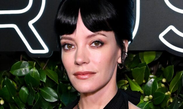 Lily Allen porte les reçus de « l&rsquo;infidélité » de David Harbour dans la robe de vengeance ultime