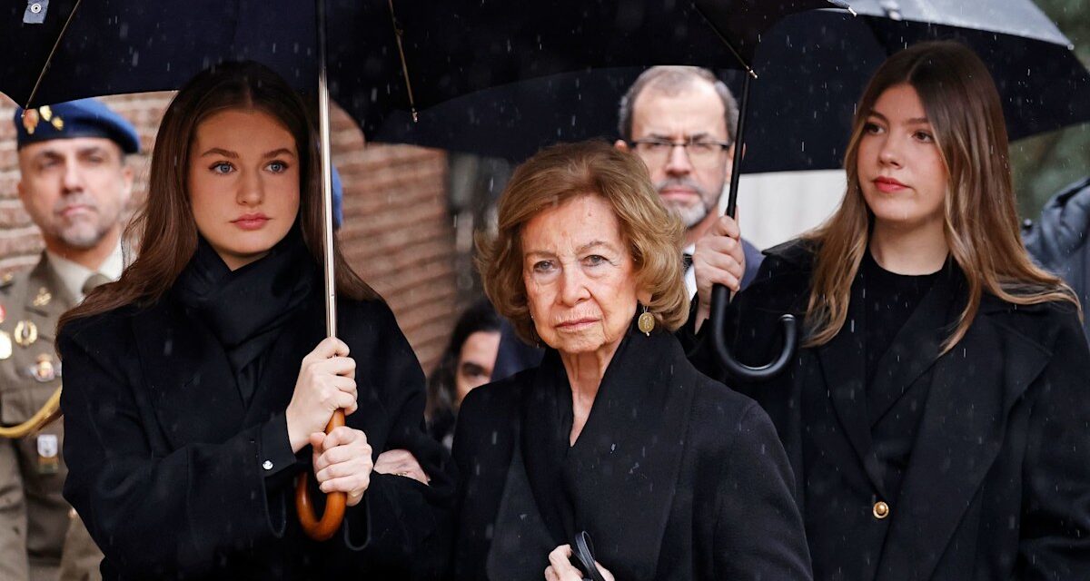 La princesse Leonor et l&rsquo;infante Sofia soutiennent la grand-mère, la reine Sofia d&rsquo;Espagne, lors du service commémoratif de la princesse Irène.