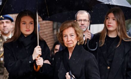 La princesse Leonor et l&rsquo;infante Sofia soutiennent la grand-mère, la reine Sofia d&rsquo;Espagne, lors du service commémoratif de la princesse Irène.