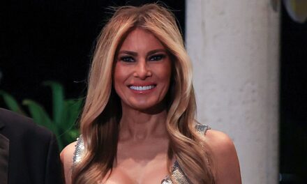 Melania Trump attire l&rsquo;attention dans une robe décolletée ornée