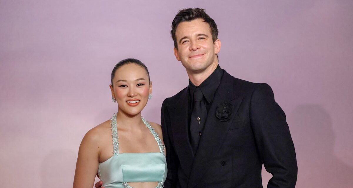 Luke Thompson dirige le casting de Bridgerton alors qu&rsquo;ils descendent à Paris pour une première glamour – meilleures photos