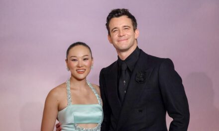 Luke Thompson dirige le casting de Bridgerton alors qu&rsquo;ils descendent à Paris pour une première glamour – meilleures photos