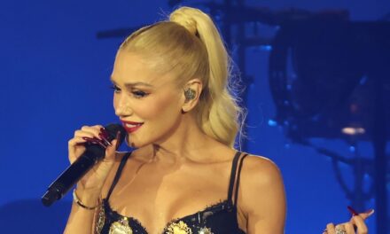 Le soutien-gorge sensuel en dentelle de Gwen Stefani est une lettre d&rsquo;amour à la tendance des sous-vêtements comme vêtements d&rsquo;extérieur
