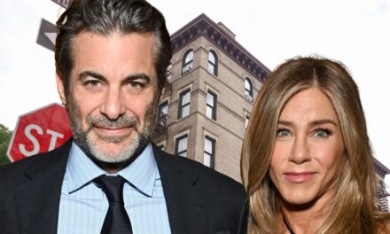 Le petit ami de Jennifer Aniston, Jim Curtis, vend une garçonnière troublante de 1,5 million de dollars – et c&rsquo;est exactement comme le bâtiment Friends